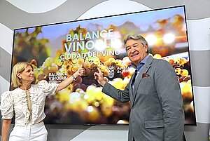 La alcaldesa y César Saldaña, presidente del Consejo Regulador, en el momento de la presentación La alcaldesa de Jerez y el presidente del Consejo Regulador durante la presentación