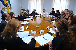 La alcaldesa preside la reunión del Caballo de Oro